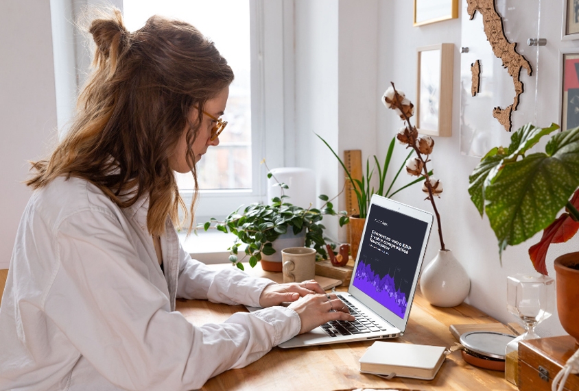 femme devant son ordinateur traitant une facture électronique 